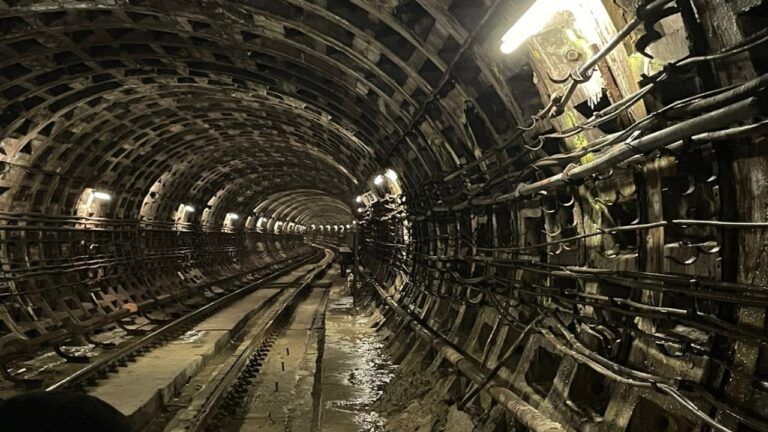 Аварійний тунель в метро Києва