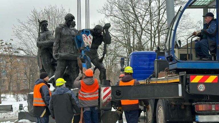 У Києві демонтували пам’ятник екіпажу радянського бронепотяга Таращанець