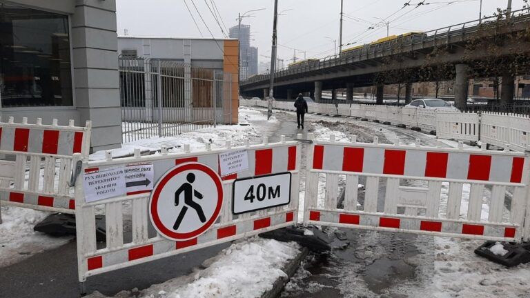 Просідання ґрунту біля Деміївського ринку – причини та ймовірні наслідки