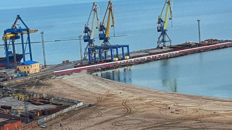 Порт у Маріуполі в грудні 2023