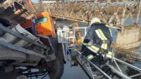 На Прикарпатті врятували жінку з вантажівки