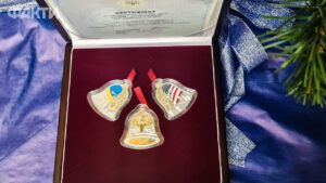 Має форму дзвоника: НБУ презентував монети, присвячені виступу хору Щедрик в Карнеґі-голі