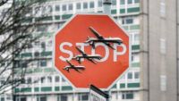Посреди Лондона похитили работу Бэнкси с рисунком дронов над знаком STOP