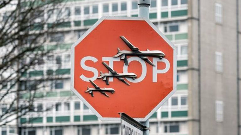 Посреди Лондона похитили работу Бэнкси с рисунком дронов над знаком STOP