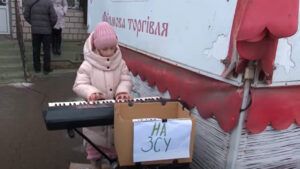Якщо немає мого тата, то буду грати для чужого: маленька волонтерка збирає гроші для ЗСУ