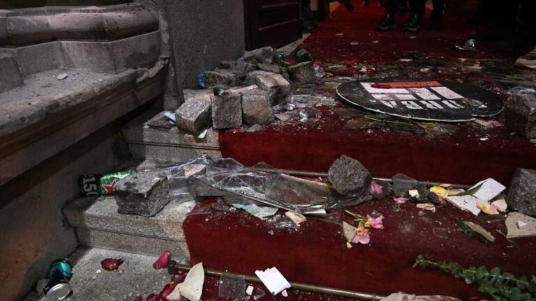 Масові протести у Сербії: чому почались та що відбувається зараз