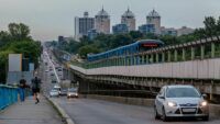 Київ пропонує уряду змінити комендантську годину та рух мостами під час тривог