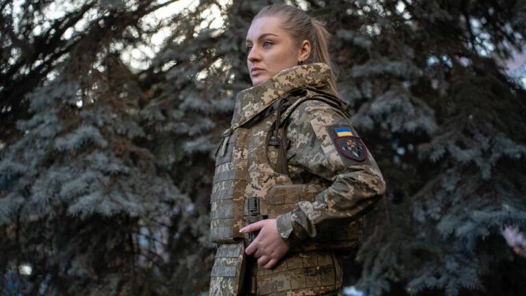 Минобороны сертифицировало первый бронежилет для женщин-военных
