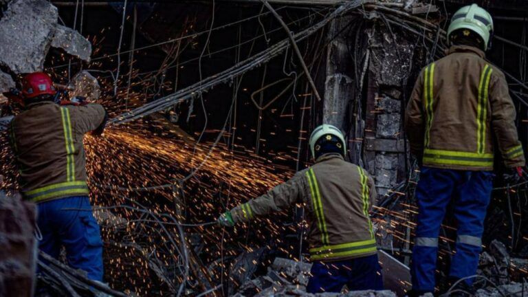 Розбір завалів після ракетного удару по Києву 29 грудня 2023