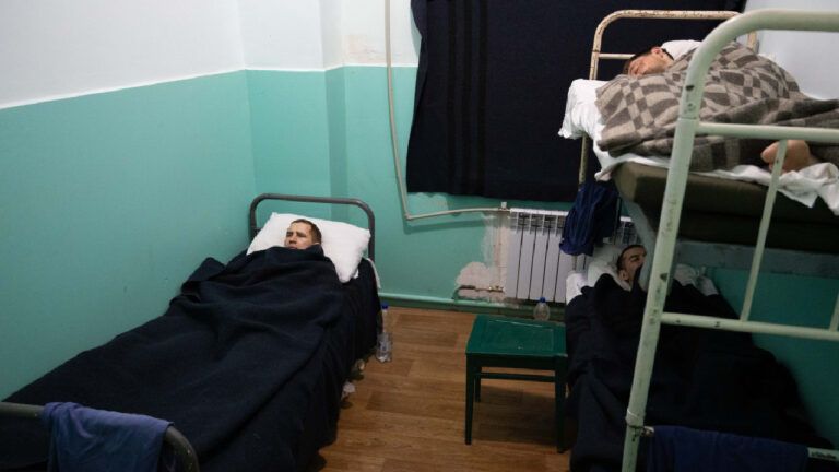 полонені російські військові у шпиталі