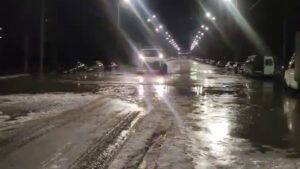 У Святошинському районі Києва прорвало водогін: затопило вулицю