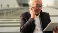 літній чоловік, телефон