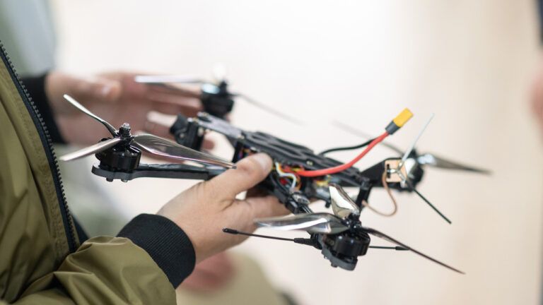 Миллион БпЛА на маленьких предприятиях: как в Украине производят FPV-дроны