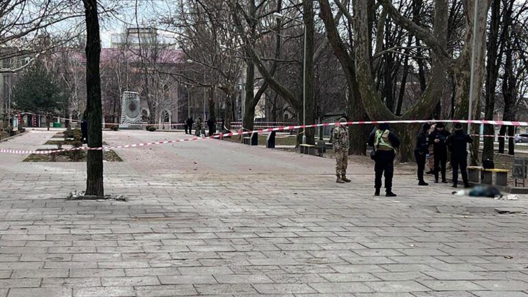 У центрі Запоріжжя чоловік застрелив жінку, а потім скоїв самогубство