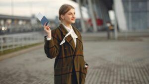 дівчина, подорож, квитки, паспорт