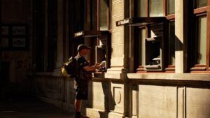 чоловік, банкомат