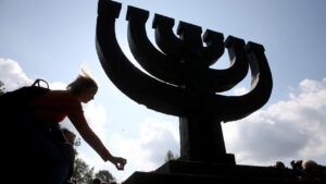 Менора у Бабиному Яру
