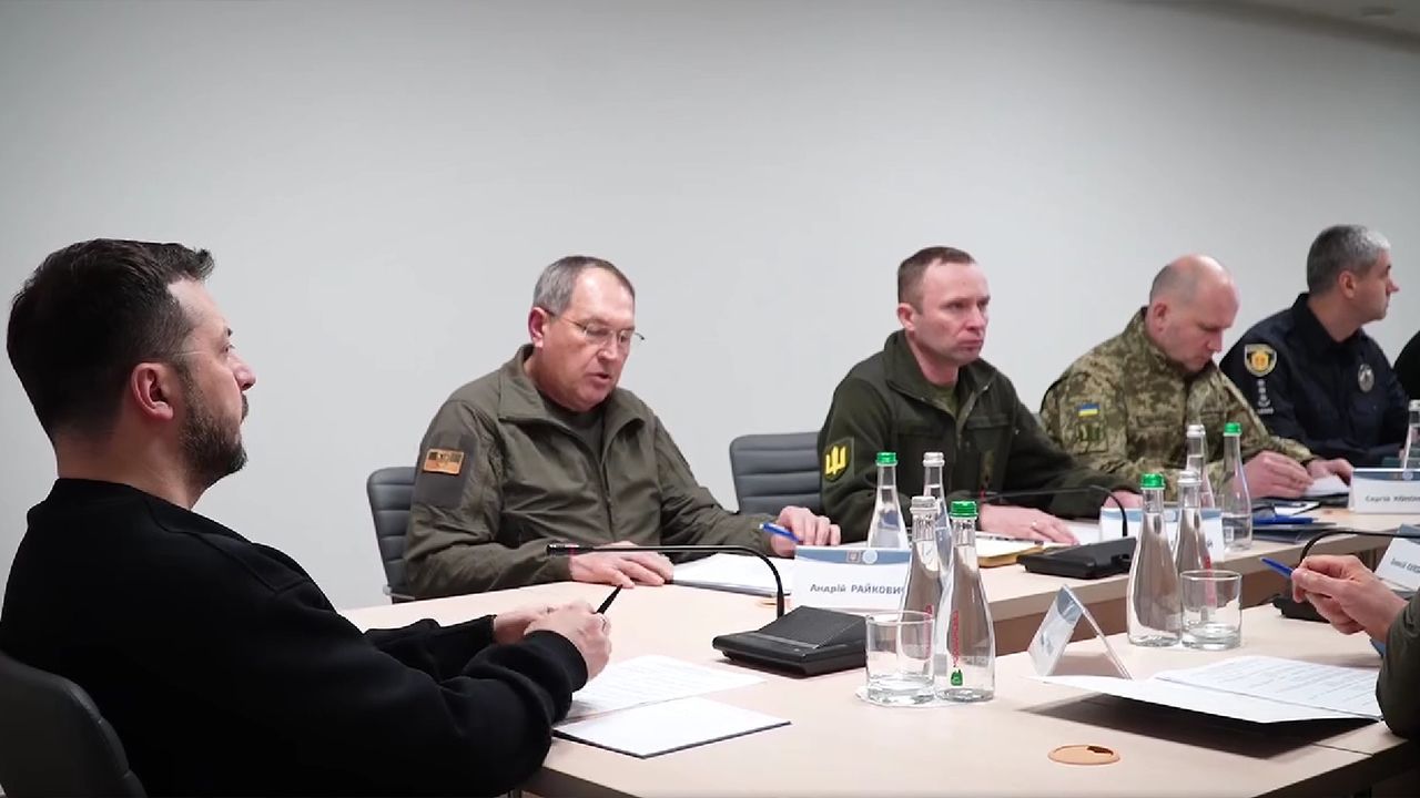 У Кропивницькому Зеленський провів нараду: приділили увагу ППО, РЕБ і ВПО Фото 1 Зеленський приїхав у Кропивницький – подробиці поїздки президента до Кіровоградської області Фото 1