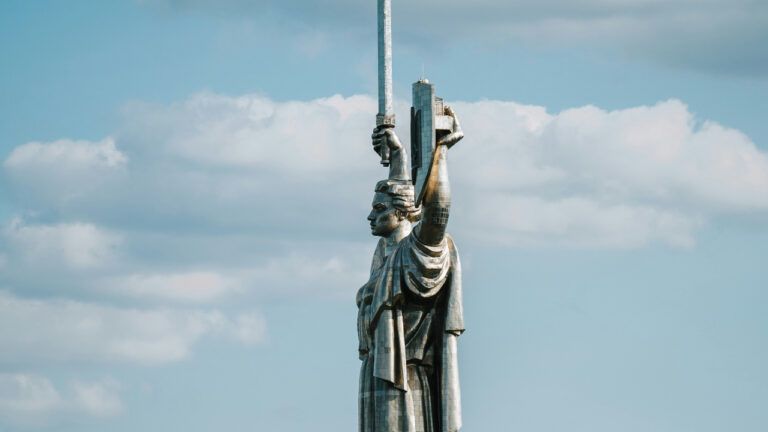 батьківщина мати після декомунізації у Києві