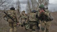 військові, дерева, ноші
