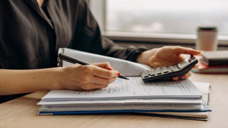 жінка, документи, калькулятор