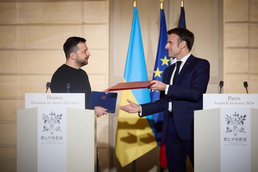 Готовы стоять бок о бок с Украиной: Зеленский и Макрон подписали соглашение по безопасности Фото 1 Еммануель Макрон і Володимир Зеленський