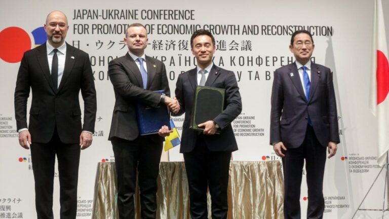 На конференции по восстановлению Япония и Украина подписали более 50 меморандумов: детали