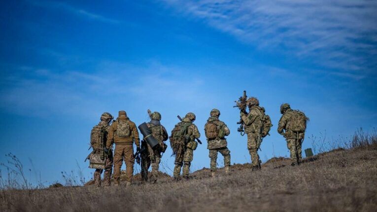 військові
