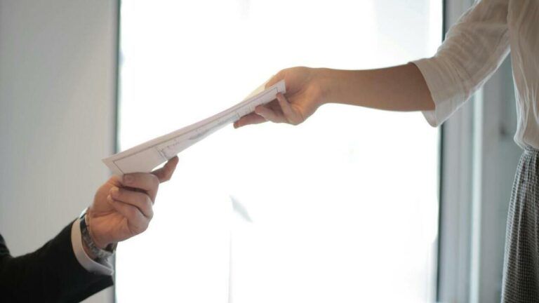 документи, жінка, чоловік