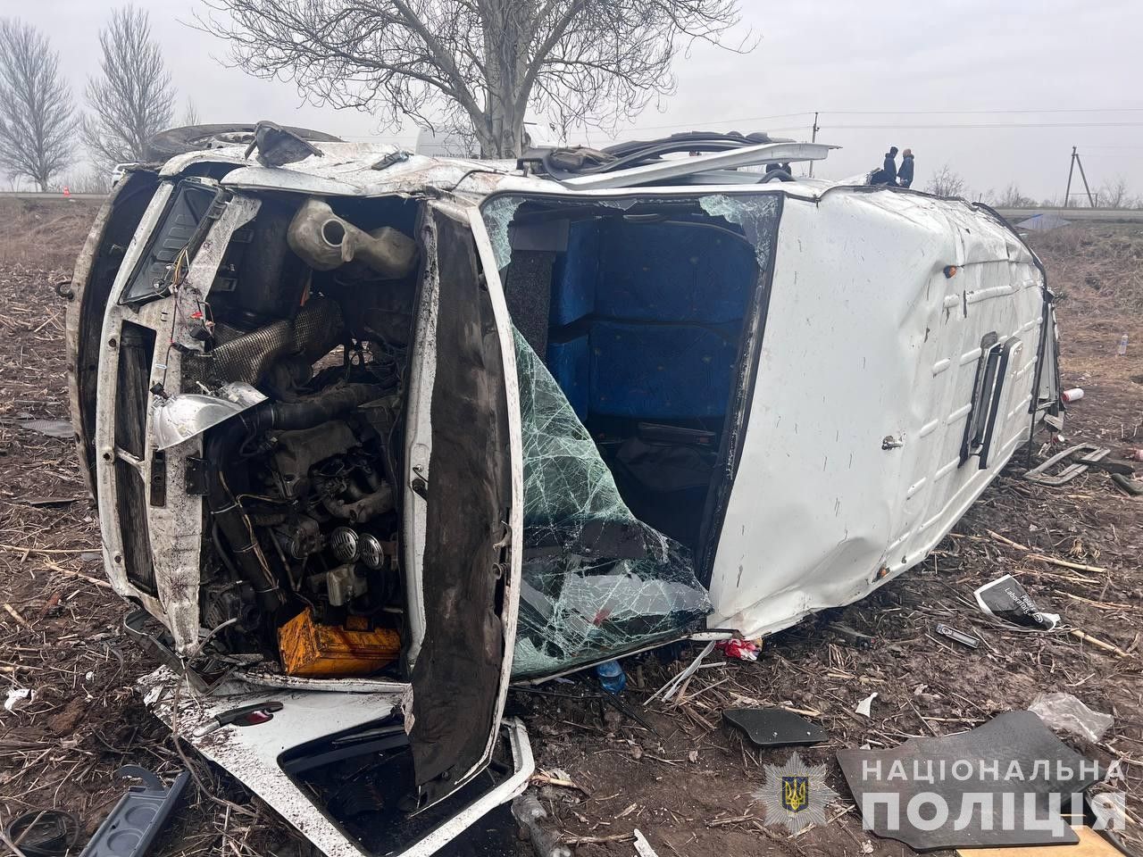На Дніпропетровщині перекинулася маршрутка з пасажирами, є загиблі Фото 1 ДТП на Дніпропетровщині 17 березня