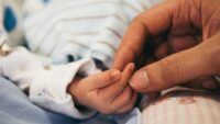 Як отримати свідоцтво про народження дитини за кордоном
