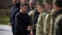Зеленский в Буче вручил награды военным и обратился с речью