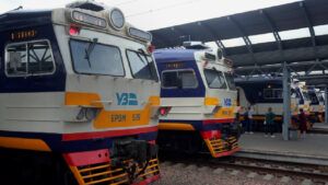 Укрзалізниця змінила рух поїздів у прифронтових регіонах: пасажирів пересаджують на автобуси