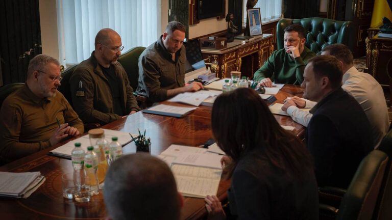 Зеленський доручив Шмигалю терміново укласти всі контракти щодо дронів