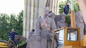 Под Аркой свободы в Киеве начали демонтаж скульптуры в честь Переяславской рады