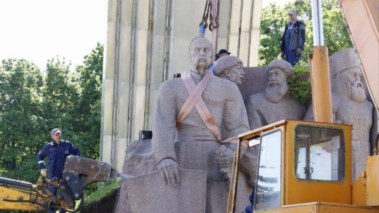 Під Аркою свободи у Києві почали демонтаж скульптури на честь Переяславської ради