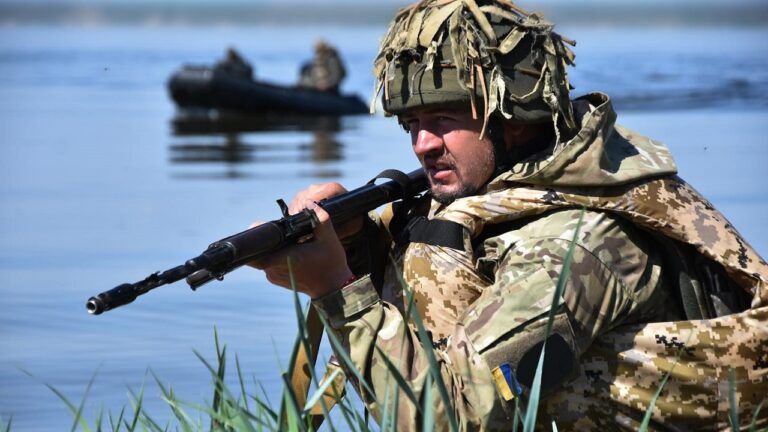 військові