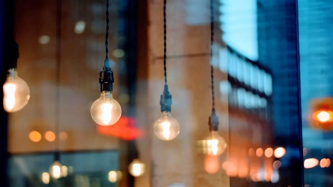 Графіки відключень світла 26 квітня: чи будуть обмеження у неділю