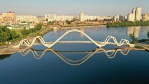 Міст-хвиля у Києві