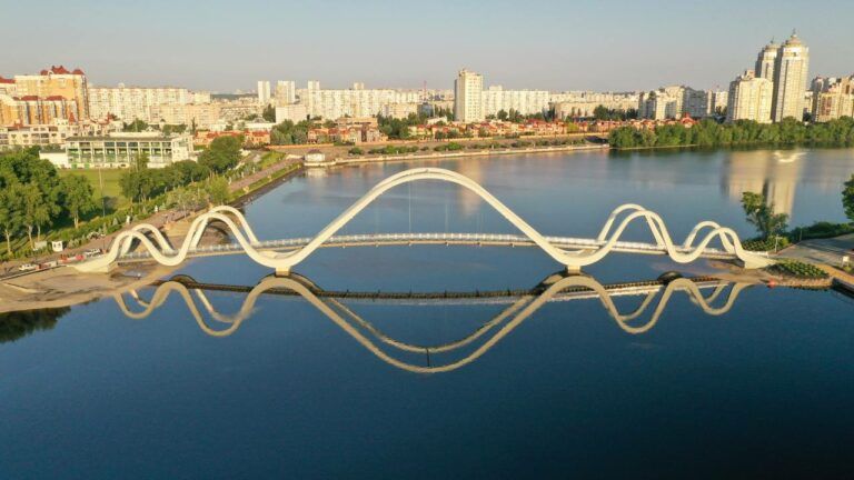 Міст-хвиля у Києві