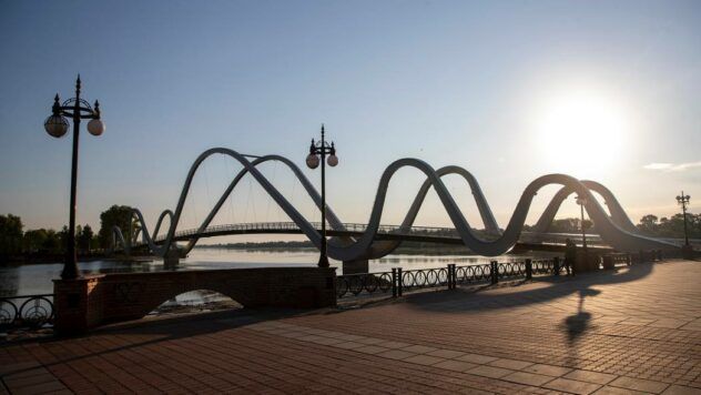 Міст-хвиля у Києві