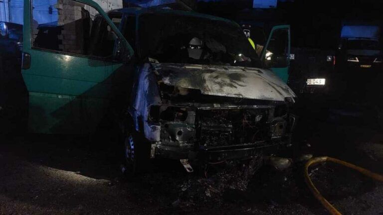 У Дніпрі зловмисники підпалили мікроавтобус українських військових
