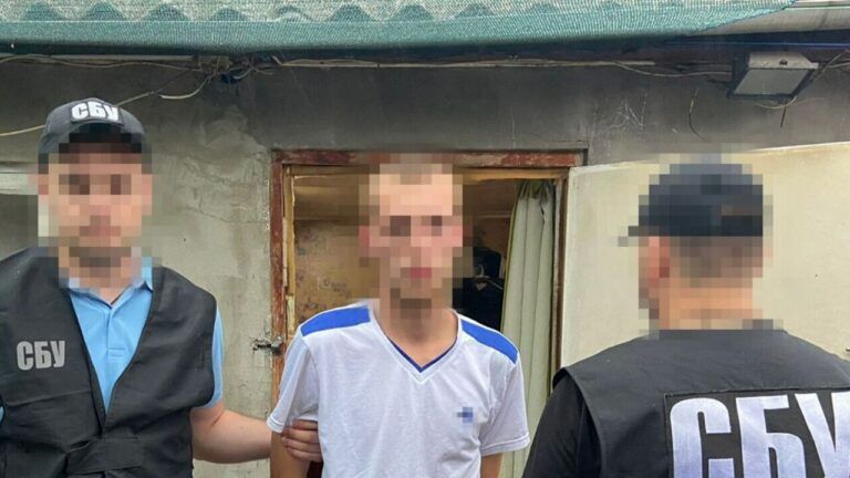 СБУ затримала зловмисників, які готували підпал військових автівок