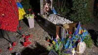 Жінка розгромила могили Да Вінчі, Джуса і Петриченка: що відомо Жінка розгромила могили Да Вінчі, Джуса і Петриченка: що відомо