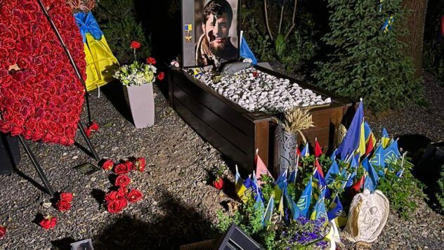 Жінка розгромила могили Да Вінчі, Джуса і Петриченка: що відомо Жінка розгромила могили Да Вінчі, Джуса і Петриченка: що відомо