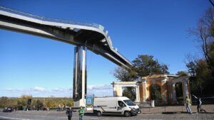 В Киеве мужчина прыгнул со "стеклянного" моста: что известно