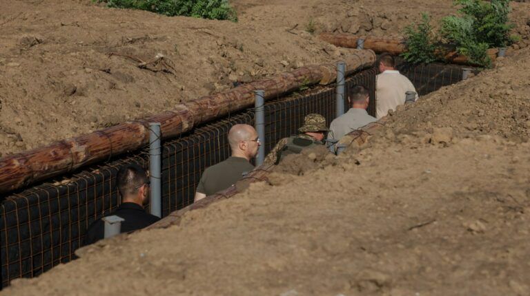 Кабмін схвалив законопроєкт про відчудження права на землю під військові споруди