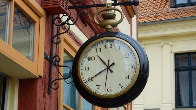 коли переводять годинники в Україні