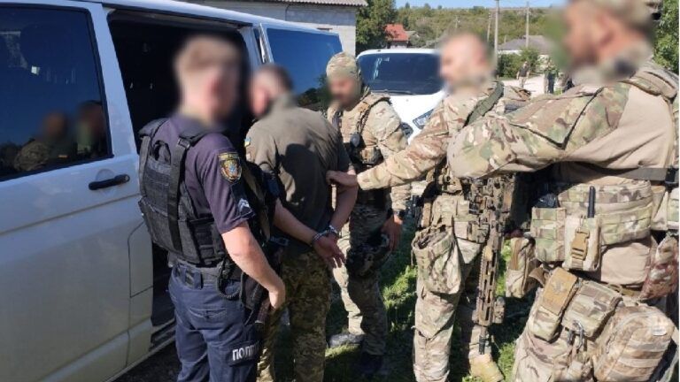 В Доброводах мужчина расстрелял людей из автомата — что известно