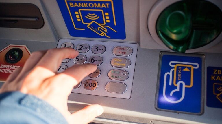обмеження на зняття валюти та готівки в Україні
